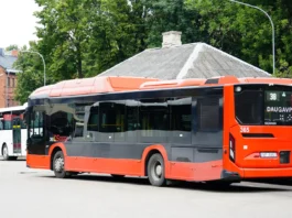 Из-за дорожных работ на улице Вишкю изменится схема движения ещё двух автобусов Городской автобус №38 на автостанции в Даугавпилсе. Фото: Daugavpils satiksme