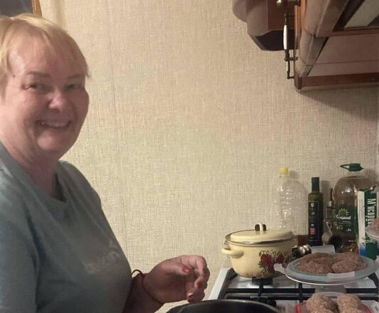Елена Мещерякова (60 лет) - беженка из Беларуси. Ей нужна помощь на операцию по замене тазобедренного сустава. Сбор денег открыт на платформе BYSOL. Фото: bysol.org