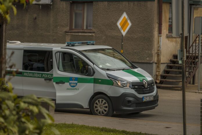 Автомобиль муниципальной полиции Даугавпилса. Иллюстративное фото: Евгений Ратков (из архива Chayka.lv) Автомобиль муниципальной полиции Даугавпилса. Иллюстративное фото: Евгений Ратков (из архива Chayka.lv)