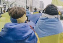Шествие поддежрку Украины в Даугавпилсе 24 февраля 2026 года — в день чевтёртой годовщины войны в Украине. Фото: Евгений Ратков
