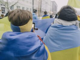 Шествие поддежрку Украины в Даугавпилсе 24 февраля 2026 года — в день чевтёртой годовщины войны в Украине. Фото: Евгений Ратков