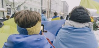 «В мыслях и делах вместе с Украиной»: до 13 сентября можно поддержать сбор на реабилитацию украинских военнослужащих Шествие поддежрку Украины в Даугавпилсе 24 февраля 2026 года — в день чевтёртой годовщины войны в Украине. Фото: Евгений Ратков
