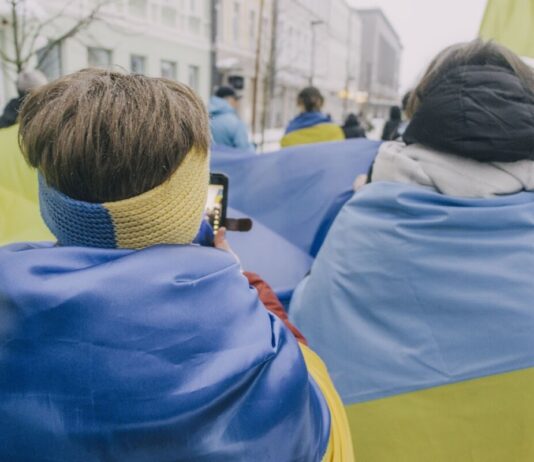 Шествие поддежрку Украины в Даугавпилсе 24 февраля 2026 года — в день чевтёртой годовщины войны в Украине. Фото: Евгений Ратков