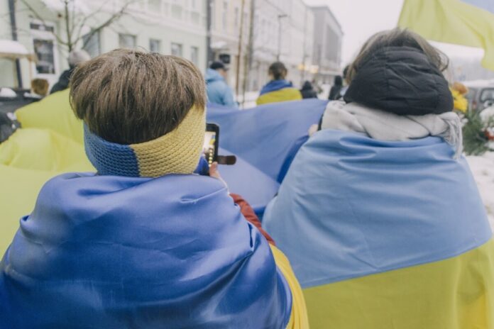 Шествие поддежрку Украины в Даугавпилсе 24 февраля 2026 года — в день чевтёртой годовщины войны в Украине. Фото: Евгений Ратков