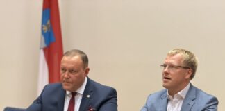 Новые поезда, реконструкция вокзала и сообщение с Вильнюсом: что Козловскис обсуждал в Даугавпилсе Министр сообщения Рихард Козловскис и мэр Даугавпилса Андрей Элксниньш на пресс-конференции в Даугавпилсской городской думе. 27 августа 2026 года. Фото: Анна Кусиня