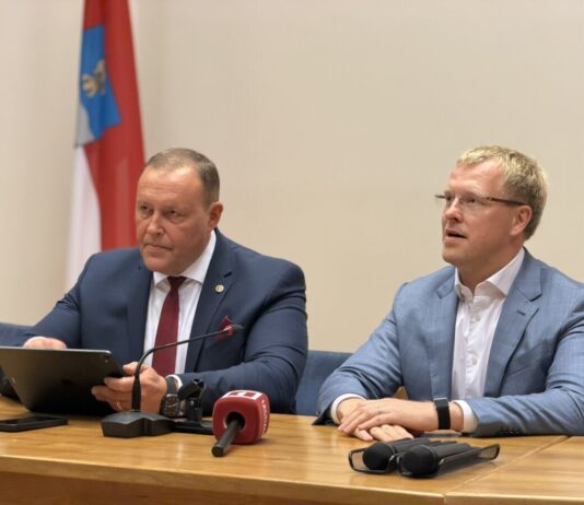 Министр сообщения Рихард Козловскис и мэр Даугавпилса Андрей Элксниньш на пресс-конференции в Даугавпилсской городской думе. 27 августа 2026 года. Фото: Анна Кусиня