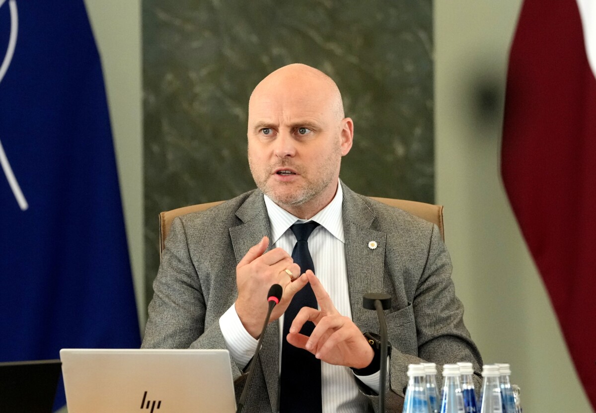 Премьер-министр Андрис Кулбергс во время встречи с представителями неправительственных организаций (НГО) в Кабинете министров, посвящённой обсуждению вопросов деятельности этих организаций в Латвии, а также ознакомлению с принципами их финансирования в государственном управлении. 5 августа 2026 года. Фото: Лита Миллере / LETA