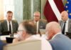 Кулбергс резко раскритиковал учёт финансирования НПО. Министерства должны за месяц собрать полные данные Министр умного управления и регионального развития Эдгарс Таварс (слева), министр культуры Наурис Пунтулис и премьер-министр Андрис Кулбергс во время встречи с представителями неправительственных организаций (НГО) в Кабинете министров, посвященной обсуждению вопросов деятельности этих организаций в Латвии, а также ознакомлению с принципами их финансирования в государственном управлении. 5 августа 2026 года. Фото: Лита Миллере / LETA