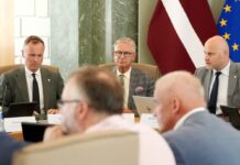 Кулбергс резко раскритиковал учёт финансирования НПО. Министерства должны за месяц собрать полные данные Министр умного управления и регионального развития Эдгарс Таварс (слева), министр культуры Наурис Пунтулис и премьер-министр Андрис Кулбергс во время встречи с представителями неправительственных организаций (НГО) в Кабинете министров, посвященной обсуждению вопросов деятельности этих организаций в Латвии, а также ознакомлению с принципами их финансирования в государственном управлении. 5 августа 2026 года. Фото: Лита Миллере / LETA