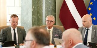 Кулбергс резко раскритиковал учёт финансирования НПО. Министерства должны за месяц собрать полные данные Министр умного управления и регионального развития Эдгарс Таварс (слева), министр культуры Наурис Пунтулис и премьер-министр Андрис Кулбергс во время встречи с представителями неправительственных организаций (НГО) в Кабинете министров, посвященной обсуждению вопросов деятельности этих организаций в Латвии, а также ознакомлению с принципами их финансирования в государственном управлении. 5 августа 2026 года. Фото: Лита Миллере / LETA