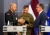 Начальник Государственной пожарно-спасательной службы Мартиньш Балтманис (слева), руководитель Центра управления кризисами, полковник Арвис Зиле и исполняющий обязанности премьер-министра, министр финансов Марис Кучинскис на брифинге для СМИ после заседания Кабинета министров по управлению кризисом, посвящённого ситуации с последствиями бури 22 - 23 августа. Фото: Паула Чуксте / LETA