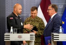 Начальник Государственной пожарно-спасательной службы Мартиньш Балтманис (слева), руководитель Центра управления кризисами, полковник Арвис Зиле и исполняющий обязанности премьер-министра, министр финансов Марис Кучинскис на брифинге для СМИ после заседания Кабинета министров по управлению кризисом, посвящённого ситуации с последствиями бури 22 - 23 августа. Фото: Паула Чуксте / LETA