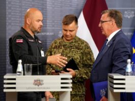 Начальник Государственной пожарно-спасательной службы Мартиньш Балтманис (слева), руководитель Центра управления кризисами, полковник Арвис Зиле и исполняющий обязанности премьер-министра, министр финансов Марис Кучинскис на брифинге для СМИ после заседания Кабинета министров по управлению кризисом, посвящённого ситуации с последствиями бури 22 - 23 августа. Фото: Паула Чуксте / LETA