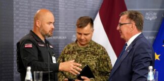 Начальник Государственной пожарно-спасательной службы Мартиньш Балтманис (слева), руководитель Центра управления кризисами, полковник Арвис Зиле и исполняющий обязанности премьер-министра, министр финансов Марис Кучинскис на брифинге для СМИ после заседания Кабинета министров по управлению кризисом, посвящённого ситуации с последствиями бури 22 - 23 августа. Фото: Паула Чуксте / LETA