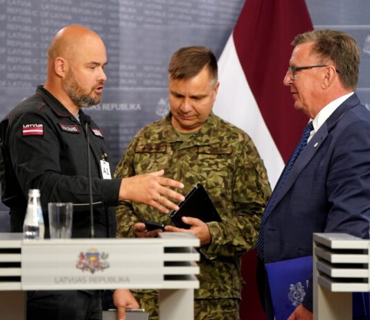 Начальник Государственной пожарно-спасательной службы Мартиньш Балтманис (слева), руководитель Центра управления кризисами, полковник Арвис Зиле и исполняющий обязанности премьер-министра, министр финансов Марис Кучинскис на брифинге для СМИ после заседания Кабинета министров по управлению кризисом, посвящённого ситуации с последствиями бури 22 - 23 августа. Фото: Паула Чуксте / LETA