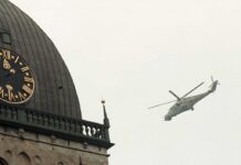 Советский военный вертолёт над Домской площадью в дни, когда принималось решение о фактическом восстановлении независимости Латвии. Фото Бориса Колесникова из хранилища Латвийского национального архива