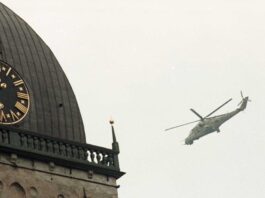 Советский военный вертолёт над Домской площадью в дни, когда принималось решение о фактическом восстановлении независимости Латвии. Фото Бориса Колесникова из хранилища Латвийского национального архива