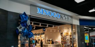 СГБ проверяет возможное нарушение санкций в сети Mnogoknig. Магазин в Даугавпилсе продолжает работу Открытие магазина Mnogoknig в Даугавпилсе. 14 мая 2022 года. Фото: Виола Олейникова