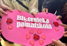 7 сентября на внеочередном заседании Аугшдаугавской краевой думы решили выделить деньги на второй автобус, чтобы доставлять всех детей в школу. Иллюстративное изображение со страницы Biķernieku pamatskola на Фейсбуке