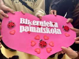 Бикерниекской основной школе выделили деньги на второй автобус 7 сентября на внеочередном заседании Аугшдаугавской краевой думы решили выделить деньги на второй автобус, чтобы доставлять всех детей в школу. Иллюстративное изображение со страницы Biķernieku pamatskola на Фейсбуке