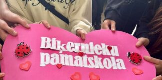 7 сентября на внеочередном заседании Аугшдаугавской краевой думы решили выделить деньги на второй автобус, чтобы доставлять всех детей в школу. Иллюстративное изображение со страницы Biķernieku pamatskola на Фейсбуке