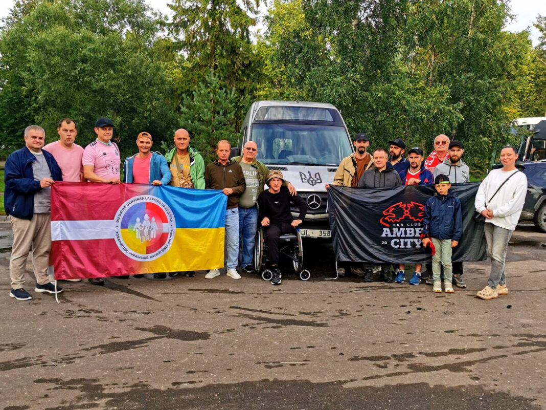 Волонтёры общества Ukrainas un Latvijas draudzība вместе с украинскими военными, проходящими реабилитацию в Юрмале, посетили стадион «Слока», где болели за латвийский FK Liepāja в матче Лиги конференций против австрийского Austria Wien. Фото из архива Валерия Оленийчука Волонтёры общества Ukrainas un Latvijas draudzība вместе с украинскими военными, проходящими реабилитацию в Юрмале, посетили стадион «Слока», где болели за латвийский FK Liepāja в матче Лиги конференций против австрийского Austria Wien. Фото из архива Валерия Оленийчука