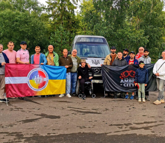 Волонтёры общества Ukrainas un Latvijas draudzība вместе с украинскими военными, проходящими реабилитацию в Юрмале, посетили стадион «Слока», где болели за латвийский FK Liepāja в матче Лиги конференций против австрийского Austria Wien. Фото из архива Валерия Оленийчука