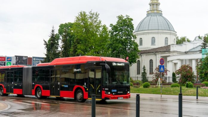 786157670_1587771749801638_2558419883940031344_n Автобус № 17А в центре Даугавпилса. Фото: Daugavpils satiksme / Facebook
