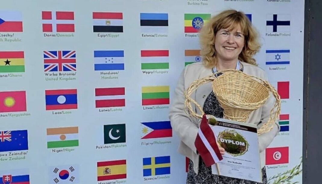 Ина Вайкуле на международном конкурсе в рамках VI Всемирного фестиваля лозоплетения и плетёных изделий в польском городе Новы-Томысль. Фото: augsdaugavasnovads.lv Ина Вайкуле на международном конкурсе в рамках VI Всемирного фестиваля лозоплетения и плетёных изделий в польском городе Новы-Томысль. Фото: augsdaugavasnovads.lv