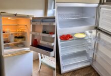 Холодильник в Центре социальной поддержки и ухода «Avots». Фото из публикации омбудсмена Карины Палковой в Facebook