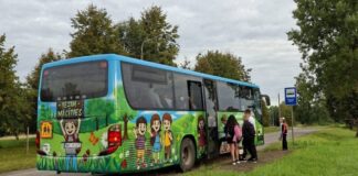Ученики Бикерниекской основной школы остались без второго автобуса. Самоуправлению не хватает 1 800 евро на перевозки. Фото: Олеся Никитина / Фейсбук
