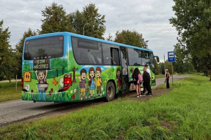 Ученики Бикерниекской основной школы остались без второго автобуса. Самоуправлению не хватает 1 800 евро на перевозки. Фото: Олеся Никитина / Фейсбук Ученики Бикерниекской основной школы остались без второго автобуса. Самоуправлению не хватает 1 800 евро на перевозки. Фото: Олеся Никитина / Фейсбук
