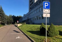 Возле ДРБ оборудовали четыре новые парковки для людей с инвалидностью Новые парковочные места для людей с инвалидностью возле Даугавпилсской региональной больницы (ДРБ). Фото: ДРБ