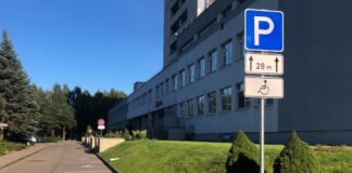 Возле ДРБ оборудовали четыре новые парковки для людей с инвалидностью Новые парковочные места для людей с инвалидностью возле Даугавпилсской региональной больницы (ДРБ). Фото: ДРБ
