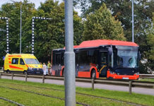 Автобус сбил школьницу на пешеходном перекрёстке на улице 18 Новембра. Скриншот с видео очевидца в Тик-токе / REALMIHA100