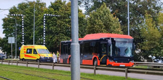 Автобус сбил школьницу на пешеходном перекрёстке на улице 18 Новембра. Скриншот с видео очевидца в Тик-токе / REALMIHA100