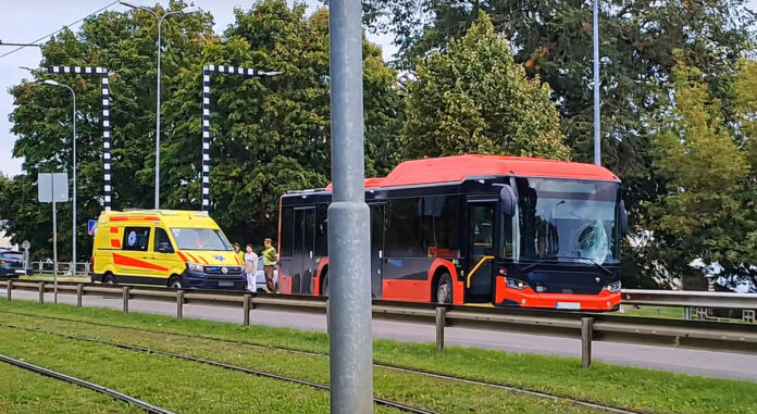 Автобус сбил школьницу на пешеходном перекрёстке на улице 18 Новембра. Скриншот с видео очевидца в Тик-токе / REALMIHA100