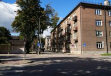 В связи с ремонтными работами в Даугавпилсе действуют ограничения движения в разных микрорайонах города. В том числе в центре, на улице Театра. Фото: daugavpils.lv