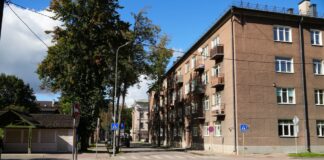 В связи с ремонтными работами в Даугавпилсе действуют ограничения движения в разных микрорайонах города. В том числе в центре, на улице Театра. Фото: daugavpils.lv