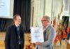Ректор ДУ, профессор Арвид Баршевский (справа) с сертификатом, подтверждающим получение университетом четырёх звезд EFQM. Фото предоставлено ДУ