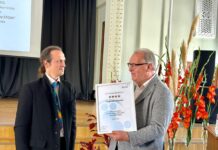 Ректор ДУ, профессор Арвид Баршевский (справа) с сертификатом, подтверждающим получение университетом четырёх звезд EFQM. Фото предоставлено ДУ