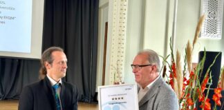 Ректор ДУ, профессор Арвид Баршевский (справа) с сертификатом, подтверждающим получение университетом четырёх звезд EFQM. Фото предоставлено ДУ