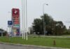 Дороже двух евро за литр: почему растут цены на топливо и что планируют с этим делать Цены на топливо на заправочной станции Viada в Даугавпилсе утром 22 сентября 2026 года. Фото: Анна Кусиня