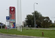 Цены на топливо на заправочной станции Viada в Даугавпилсе утром 22 сентября 2026 года. Фото: Анна Кусиня