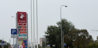 Дороже двух евро за литр: почему растут цены на топливо и что планируют с этим делать Цены на топливо на заправочной станции Viada в Даугавпилсе утром 22 сентября 2026 года. Фото: Анна Кусиня