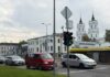 Светофор на перекрёстке улиц 18 Новембра и Варшавас в Даугавпилсе: жёлтый сигнал перед включением зелёного не мигает. 30 сентября 2026 года. Фото: Анна Кусиня