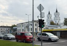 Светофор на перекрёстке улиц 18 Новембра и Варшавас в Даугавпилсе: жёлтый сигнал перед включением зелёного не мигает. 30 сентября 2026 года. Фото: Анна Кусиня