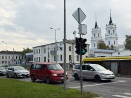 Светофор на перекрёстке улиц 18 Новембра и Варшавас в Даугавпилсе: жёлтый сигнал перед включением зелёного не мигает. 30 сентября 2026 года. Фото: Анна Кусиня
