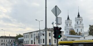 Светофор на перекрёстке улиц 18 Новембра и Варшавас в Даугавпилсе: жёлтый сигнал перед включением зелёного не мигает. 30 сентября 2026 года. Фото: Анна Кусиня