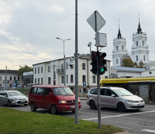 Светофор на перекрёстке улиц 18 Новембра и Варшавас в Даугавпилсе: жёлтый сигнал перед включением зелёного не мигает. 30 сентября 2026 года. Фото: Анна Кусиня